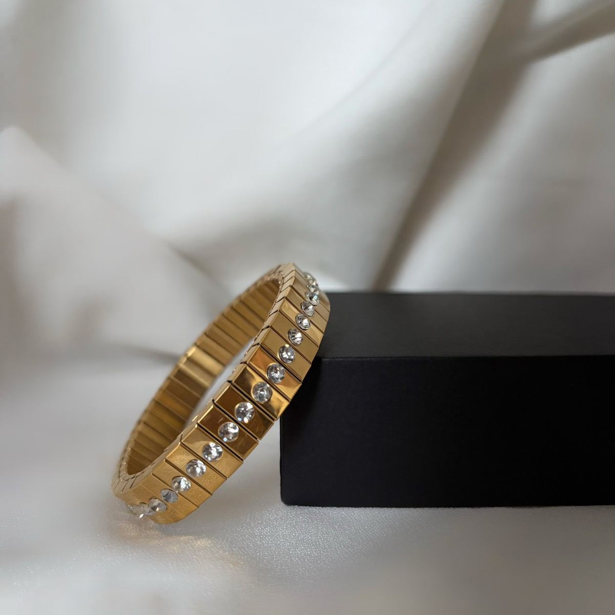 Antica gold stones