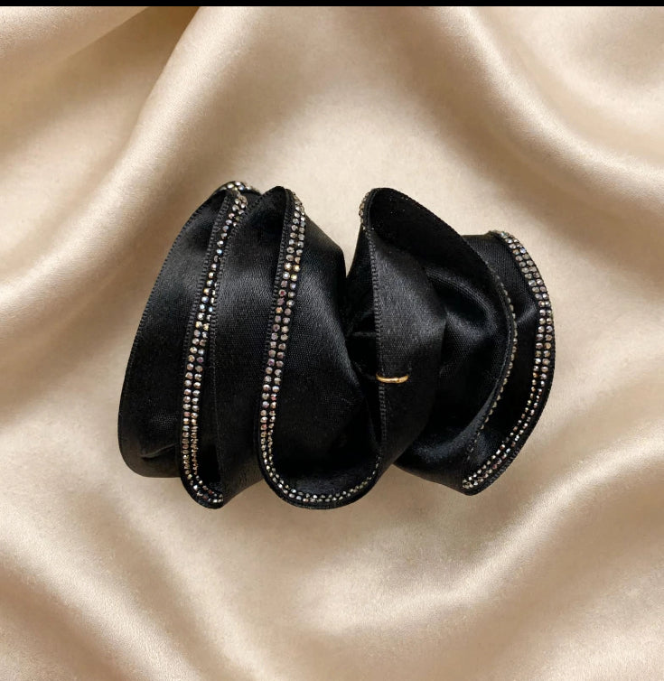 HAIR CLIP-SCRUNCHIE STYLE