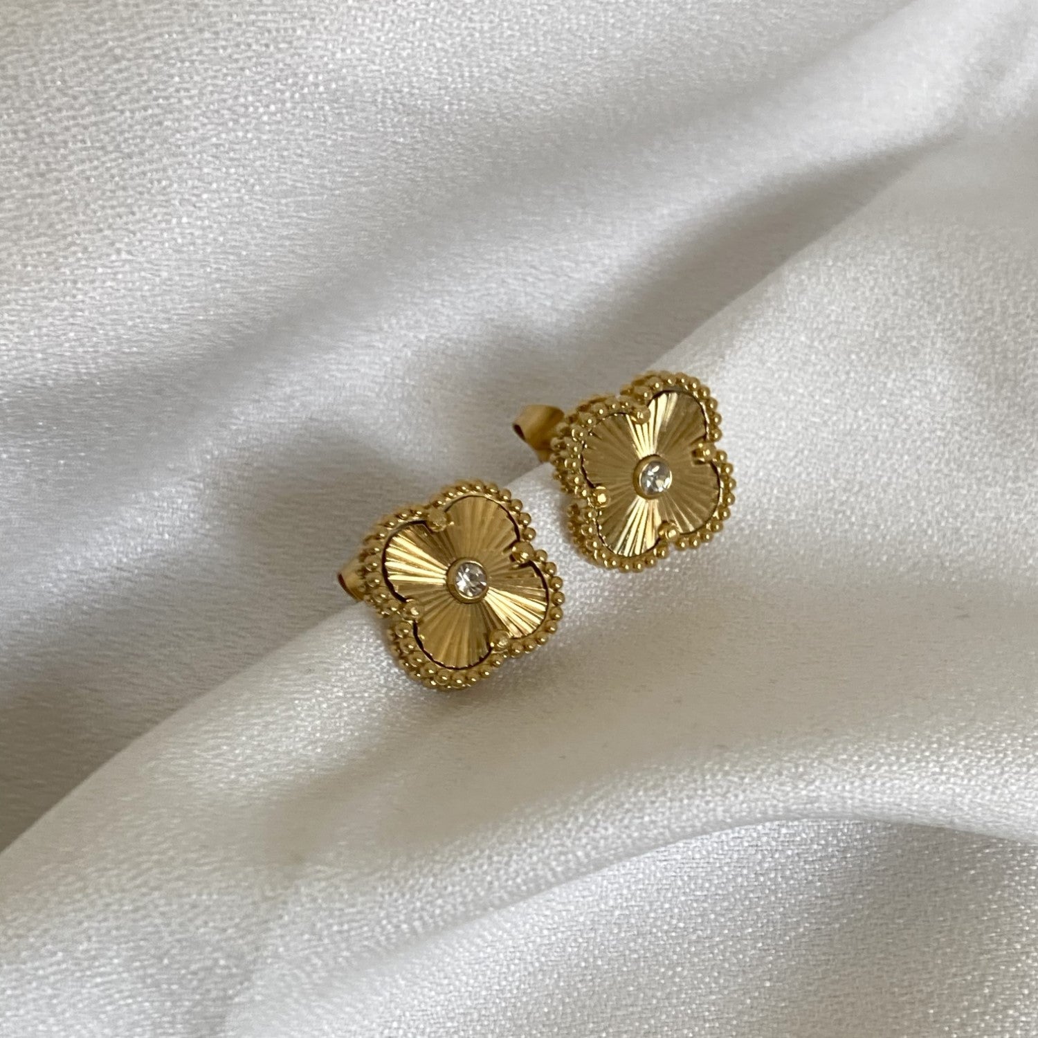 Clover studs Gold
