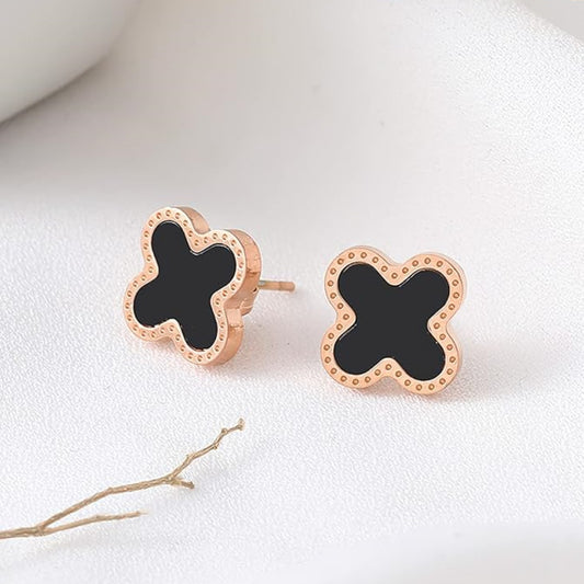 Clover studs Black & White