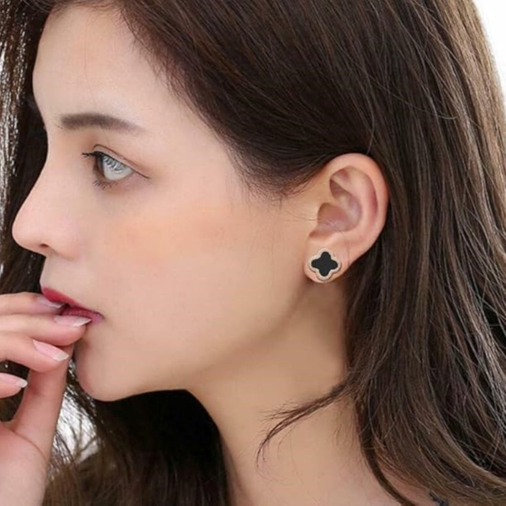 Clover studs Black & White